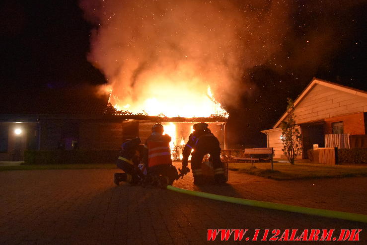 Voldsom villa brand. Skinbjerg i Jelling. 12/09-2023. Kl. 22:20.