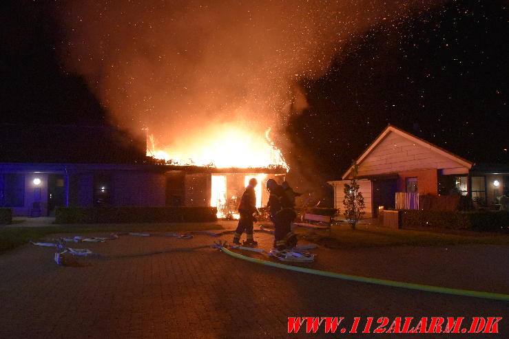 Voldsom villa brand. Skinbjerg i Jelling. 12/09-2023. Kl. 22:20.