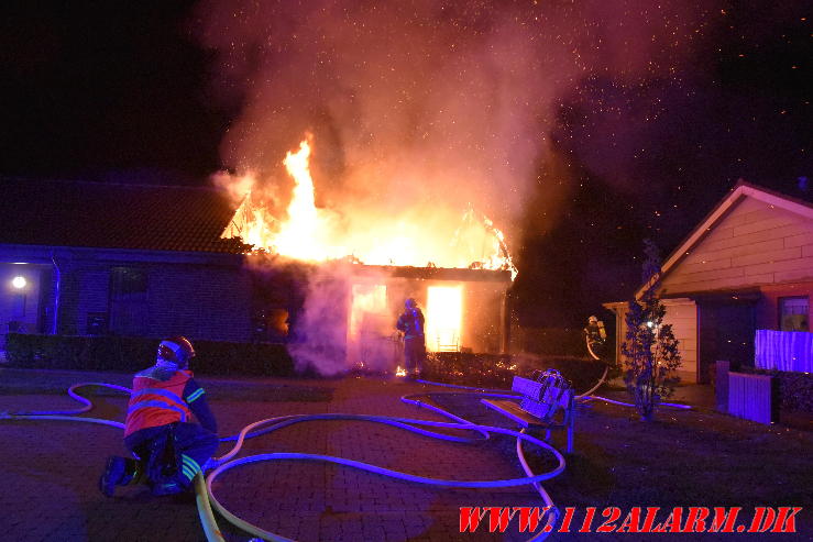 Voldsom villa brand. Skinbjerg i Jelling. 12/09-2023. Kl. 22:20.