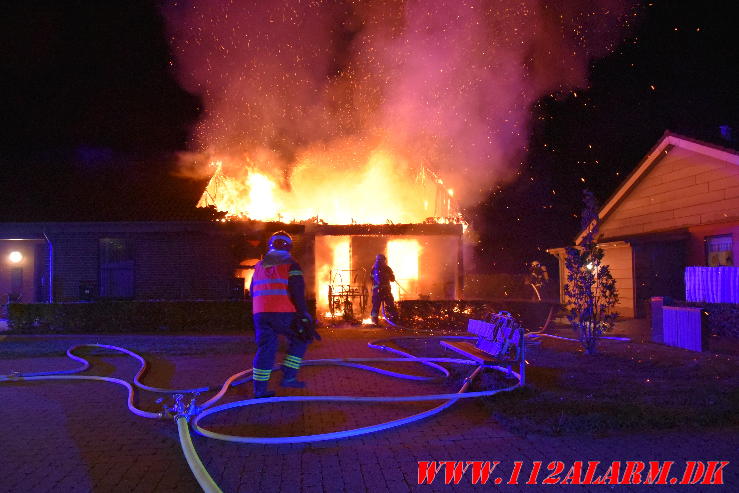 Voldsom villa brand. Skinbjerg i Jelling. 12/09-2023. Kl. 22:20.