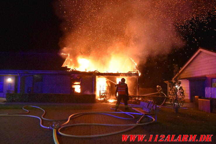 Voldsom villa brand. Skinbjerg i Jelling. 12/09-2023. Kl. 22:20.