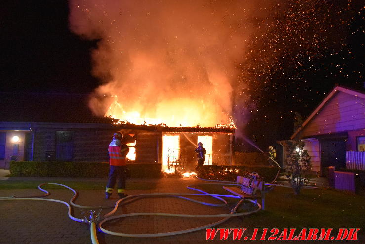 Voldsom villa brand. Skinbjerg i Jelling. 12/09-2023. Kl. 22:20.