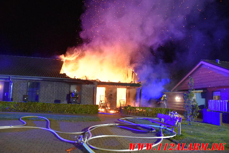 Voldsom villa brand. Skinbjerg i Jelling. 12/09-2023. Kl. 22:20.