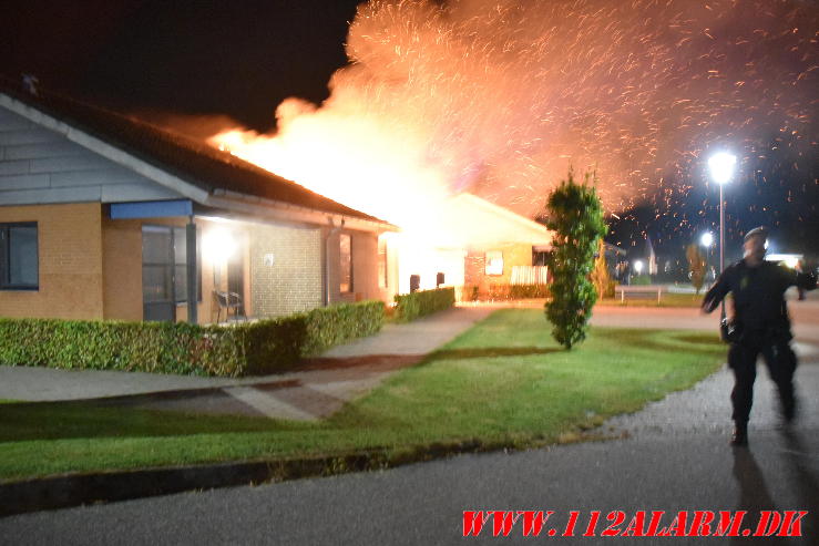 Voldsom villa brand. Skinbjerg i Jelling. 12/09-2023. Kl. 22:20.