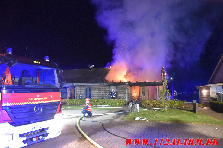 Voldsom villa brand. Skinbjerg i Jelling. 12/09-2023. Kl. 22:20.