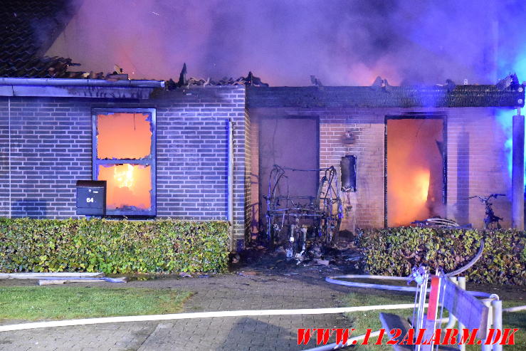 Voldsom villa brand. Skinbjerg i Jelling. 12/09-2023. Kl. 22:20.