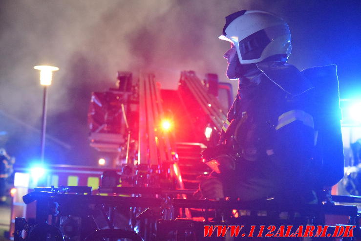 Voldsom villa brand. Skinbjerg i Jelling. 12/09-2023. Kl. 22:20.