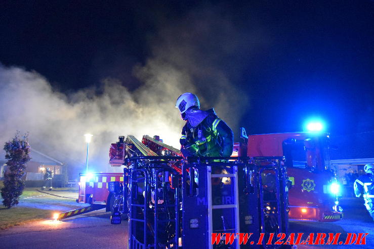 Voldsom villa brand. Skinbjerg i Jelling. 12/09-2023. Kl. 22:20.