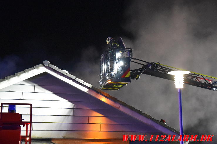 Voldsom villa brand. Skinbjerg i Jelling. 12/09-2023. Kl. 22:20.