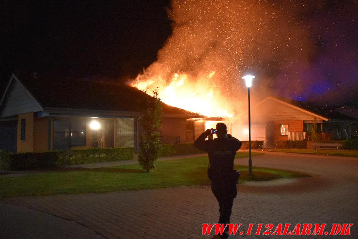 Voldsom villa brand. Skinbjerg i Jelling. 12/09-2023. Kl. 22:20.