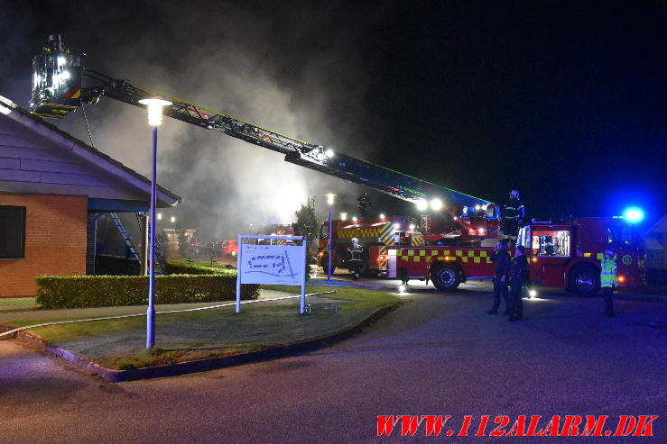 Voldsom villa brand. Skinbjerg i Jelling. 12/09-2023. Kl. 22:20.