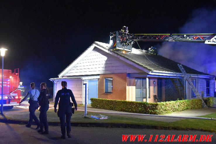 Voldsom villa brand. Skinbjerg i Jelling. 12/09-2023. Kl. 22:20.