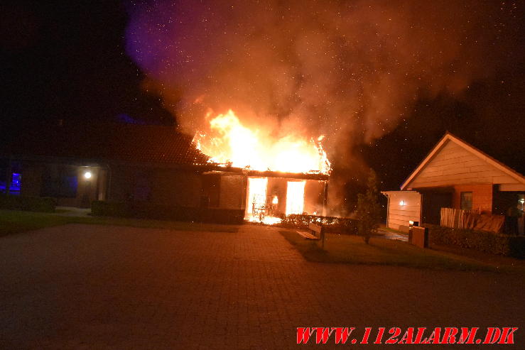 Voldsom villa brand. Skinbjerg i Jelling. 12/09-2023. Kl. 22:20.