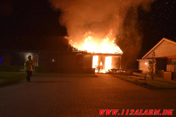 Voldsom villa brand. Skinbjerg i Jelling. 12/09-2023. Kl. 22:20.