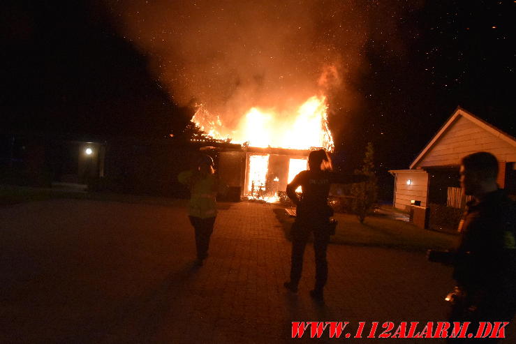 Voldsom villa brand. Skinbjerg i Jelling. 12/09-2023. Kl. 22:20.