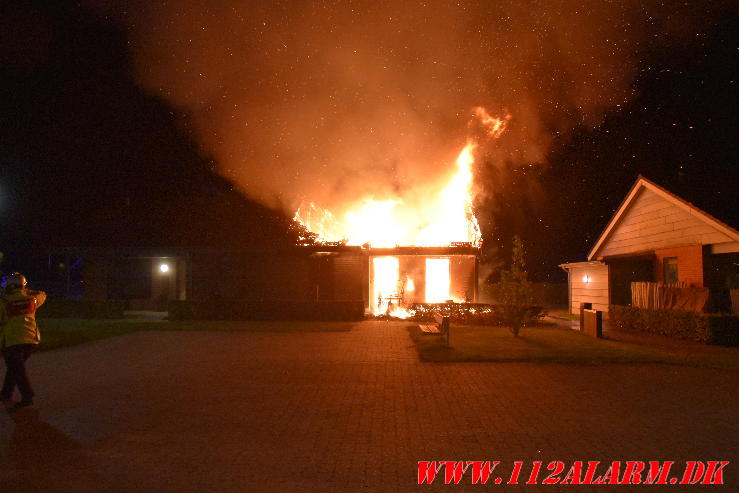 Voldsom villa brand. Skinbjerg i Jelling. 12/09-2023. Kl. 22:20.