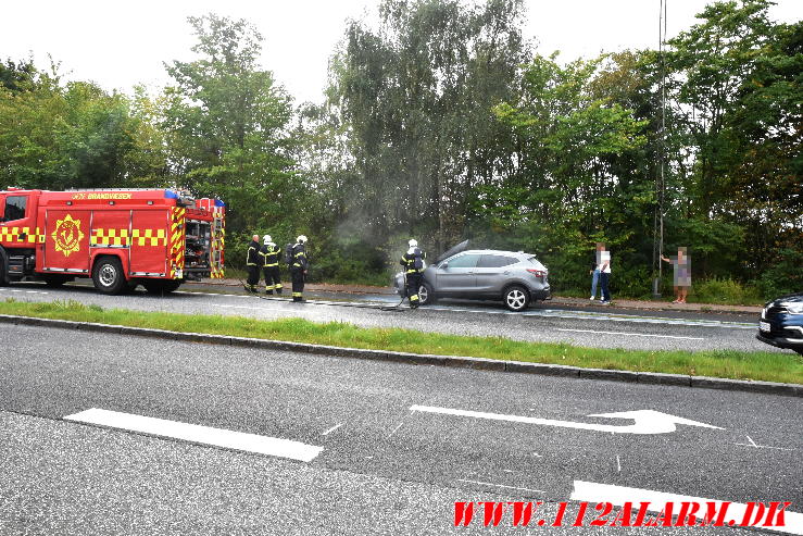 Bil brød i brand under kørslen. Fredericiavej i Vejle. 27/09-2023. KL. 14:06.