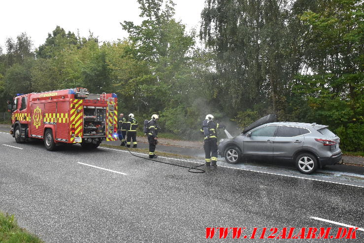 Bil brød i brand under kørslen. Fredericiavej i Vejle. 27/09-2023. KL. 14:06.