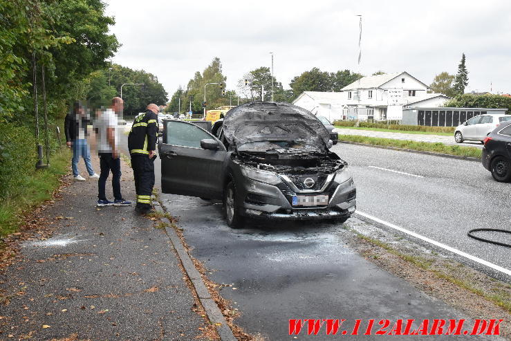 Bil brød i brand under kørslen. Fredericiavej i Vejle. 27/09-2023. KL. 14:06.