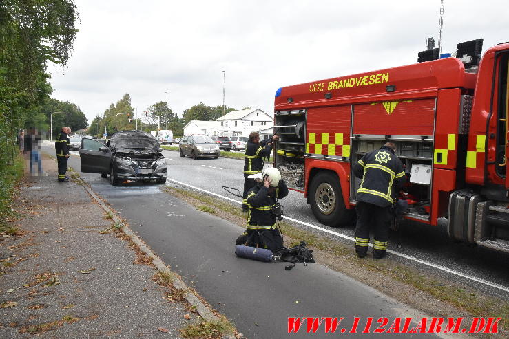 Bil brød i brand under kørslen. Fredericiavej i Vejle. 27/09-2023. KL. 14:06.