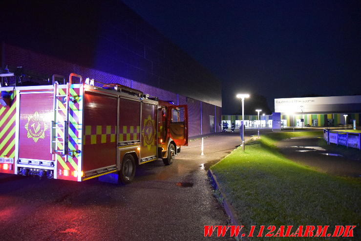 Røg i Gauerslund Idrætscenter. Fælleshåbsvej 11 i Gauerslund. 14/10-2023. Kl. 18:56.