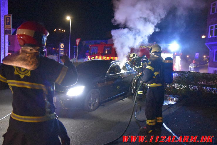 Mulig påsat bilbrand. Roarsvej i Vejle. 16/10-2023. Kl. 23:46.