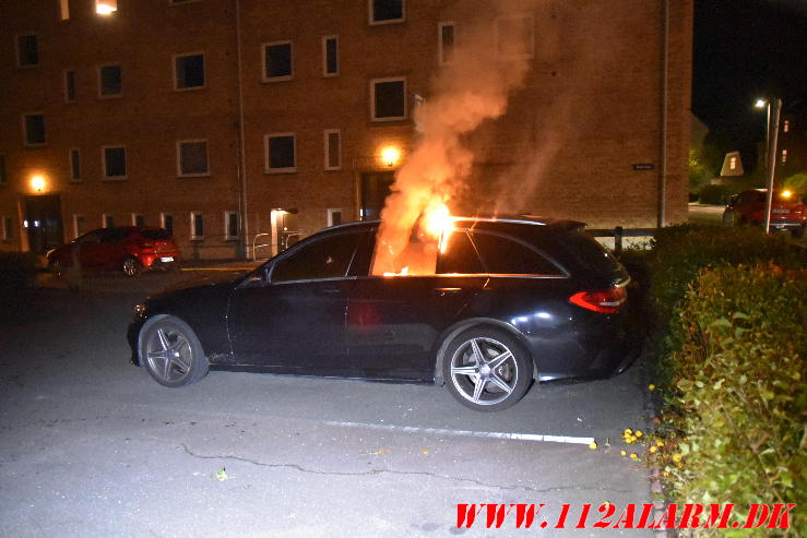 Mulig påsat bilbrand. Roarsvej i Vejle. 16/10-2023. Kl. 23:46.