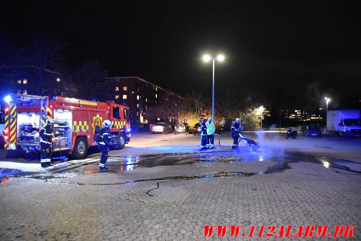 Ild i en knallert. Nørremark Center i Vejle. 23/10-2023. Kl. 19:22.