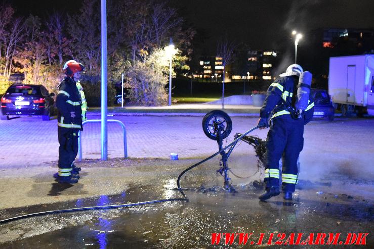 Ild i en knallert. Nørremark Center i Vejle. 23/10-2023. Kl. 19:22.