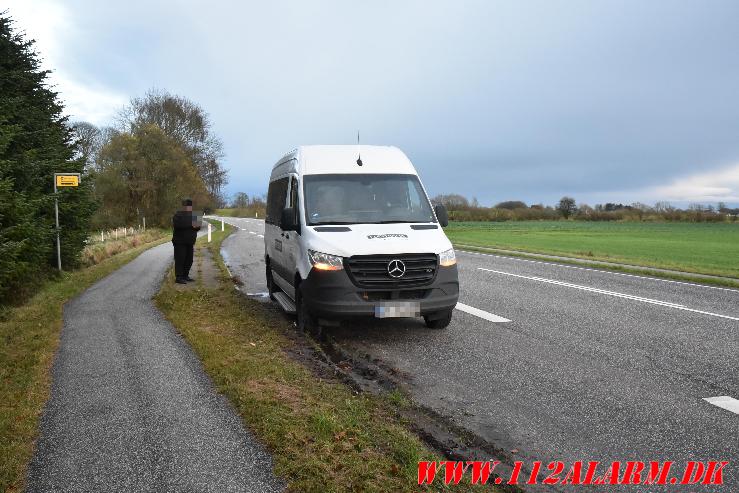 Sprunget hydraulikslange. Vejlevej ved Jelling. 10/11-2023. Kl. 15:58.