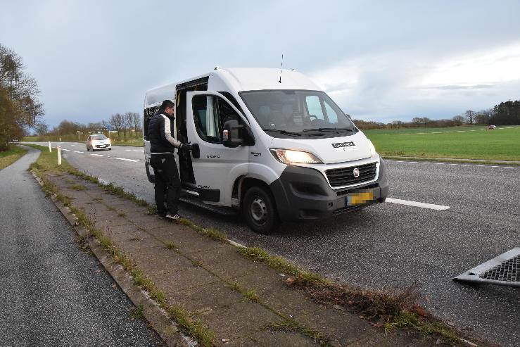 Sprunget hydraulikslange. Vejlevej ved Jelling. 10/11-2023. Kl. 15:58.