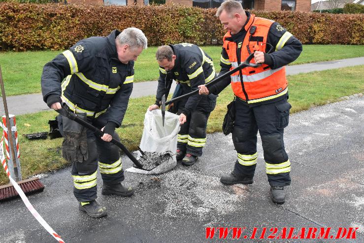 Bilisten ramt en pullert og flygtet. Kuhlausvej i Vinding. 16/11-2023. KL. 13:19.