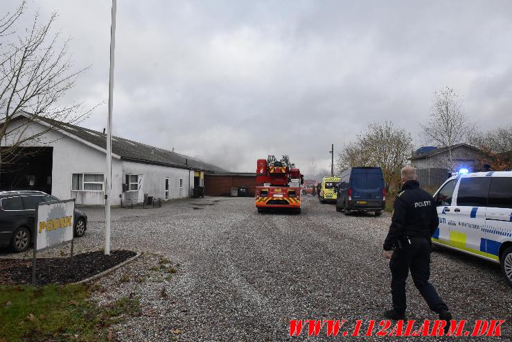 Bygningsbrand. Torvegade i Tørring. 16/11-2023. Kl. 12:43.