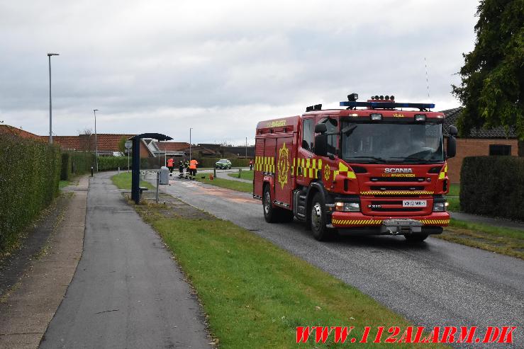 Bilisten ramt en pullert og flygtet. Kuhlausvej i Vinding. 16/11-2023. KL. 13:19.