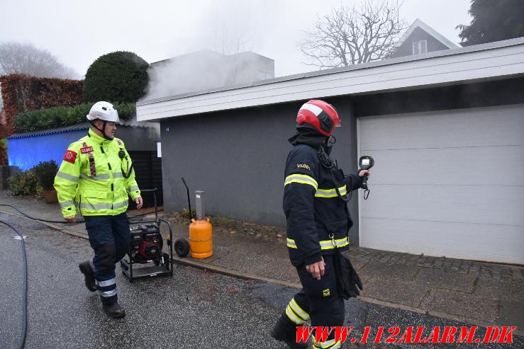 ild i Garage. Søvej Uhrhøj i Vejle. 19/11-2023. KL.15:32.