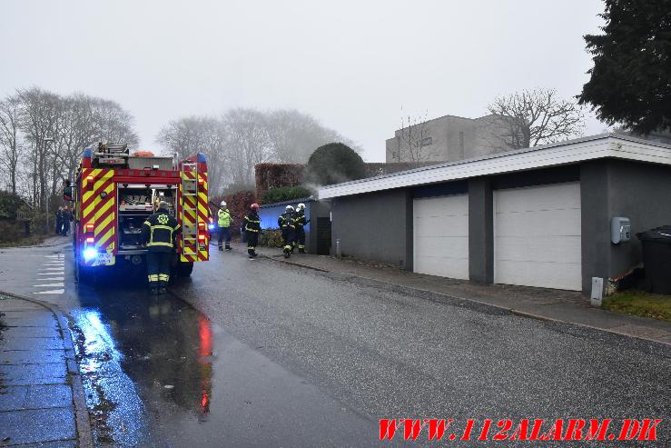 ild i Garage. Søvej Uhrhøj i Vejle. 19/11-2023. KL.15:32.