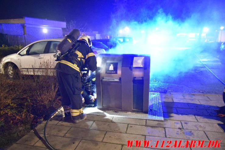 Ild i underjordisk container. Løget Høj 39A i Vejle. 21/11-2023. Kl. 22:22.