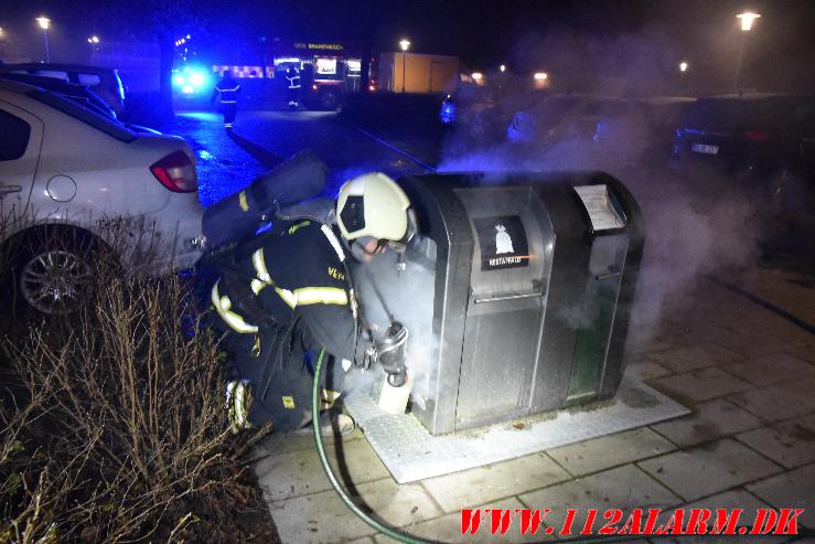 Ild i underjordisk container. Løget Høj 39A i Vejle. 21/11-2023. Kl. 22:22.