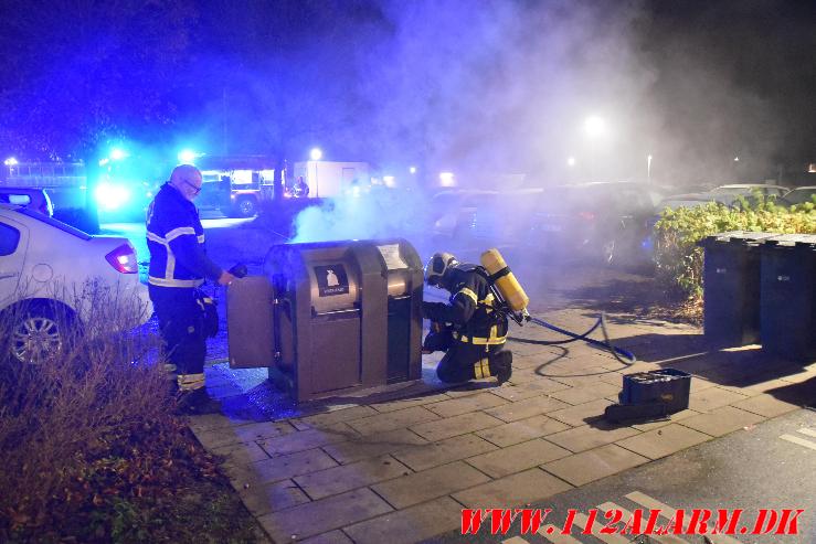 Ild i underjordisk container. Løget Høj 39A i Vejle. 21/11-2023. Kl. 22:22.