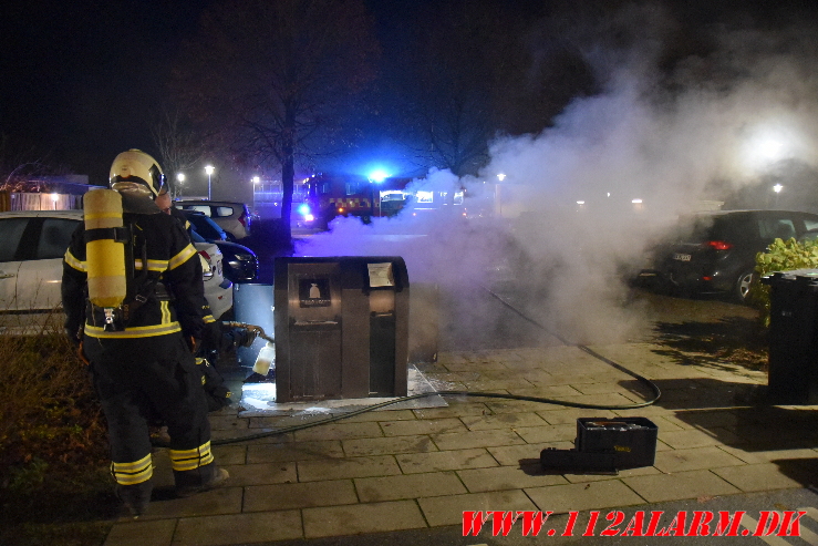 Ild i underjordisk container. Løget Høj 39A i Vejle. 21/11-2023. Kl. 22:22.