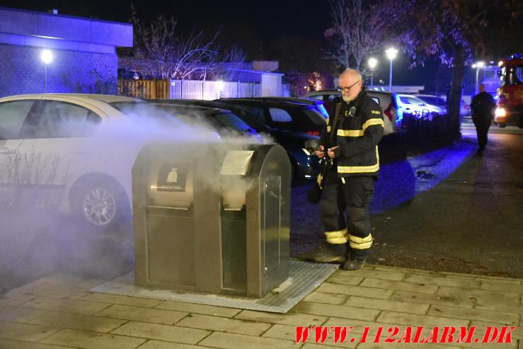 Ild i underjordisk container. Løget Høj 39A i Vejle. 21/11-2023. Kl. 22:22.