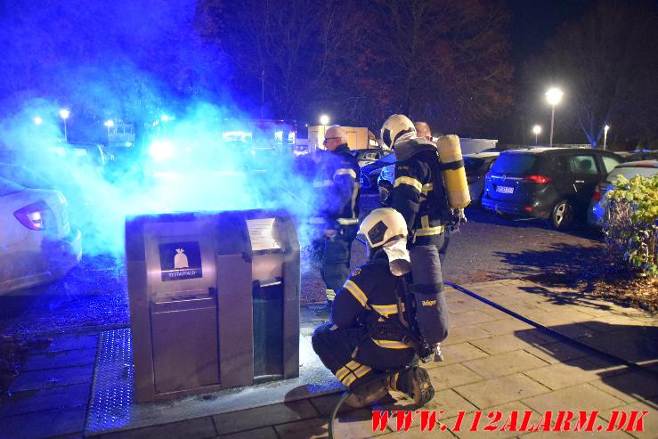 Ild i underjordisk container. Løget Høj 39A i Vejle. 21/11-2023. Kl. 22:22.