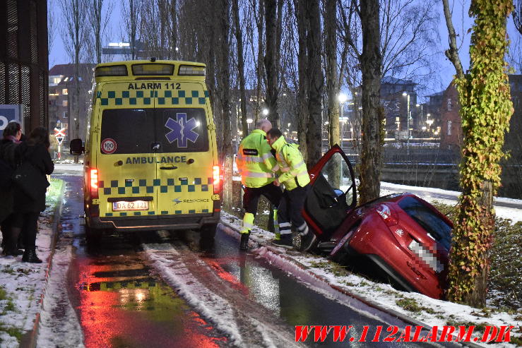 Ældre dame kunne ikke selv komme ud af bilen. Parkeringshus i Sjællandsgade i Vejle. 07/12-2023. Kl. 07:48.