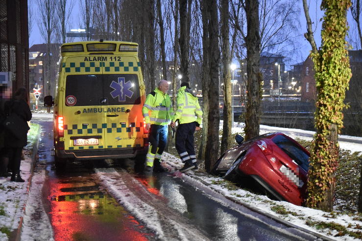 Ældre dame kunne ikke selv komme ud af bilen. Parkeringshus i Sjællandsgade i Vejle. 07/12-2023. Kl. 07:48.