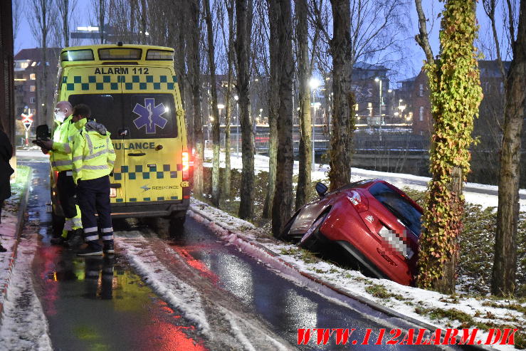 Ældre dame kunne ikke selv komme ud af bilen. Parkeringshus i Sjællandsgade i Vejle. 07/12-2023. Kl. 07:48.