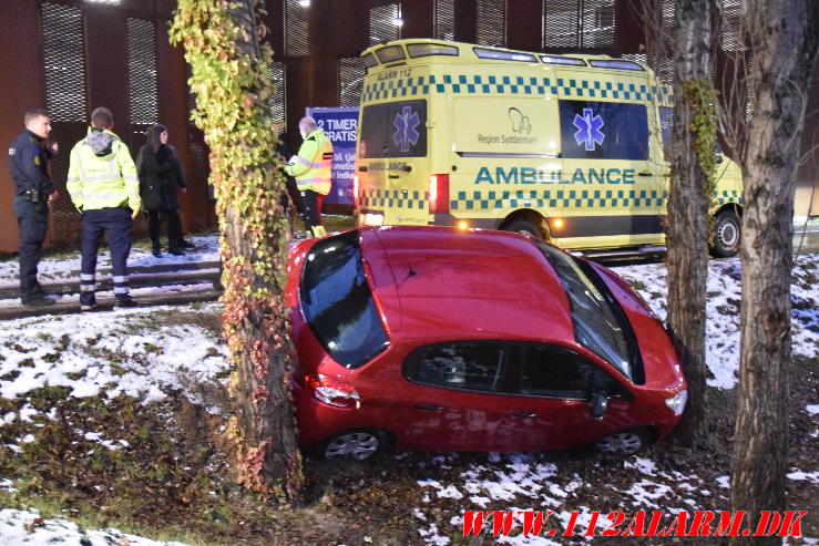 Ældre dame kunne ikke selv komme ud af bilen. Parkeringshus i Sjællandsgade i Vejle. 07/12-2023. Kl. 07:48.