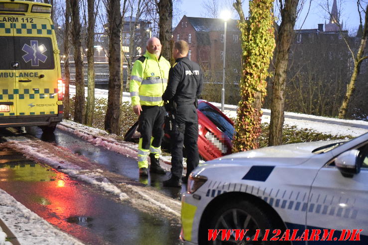 Ældre dame kunne ikke selv komme ud af bilen. Parkeringshus i Sjællandsgade i Vejle. 07/12-2023. Kl. 07:48.