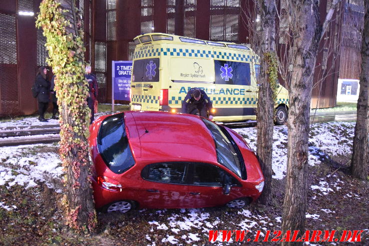 Ældre dame kunne ikke selv komme ud af bilen. Parkeringshus i Sjællandsgade i Vejle. 07/12-2023. Kl. 07:48.