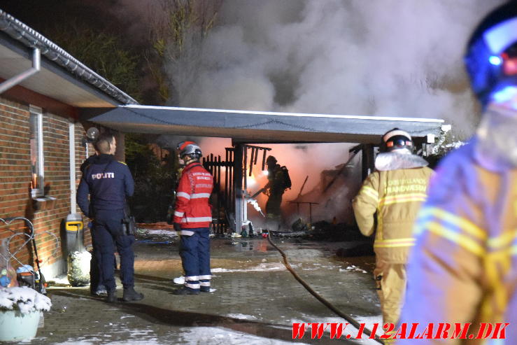 Ild i carport. Møllerager i Lindved. 14/12-2023. Kl. 21:26.