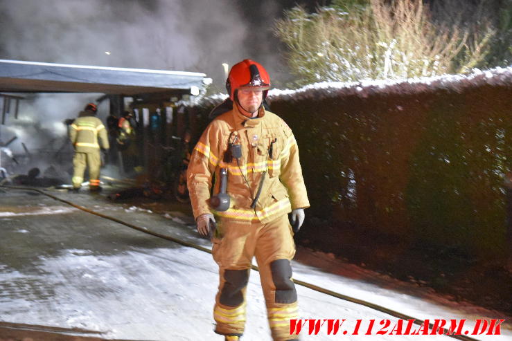 Ild i carport. Møllerager i Lindved. 14/12-2023. Kl. 21:26.